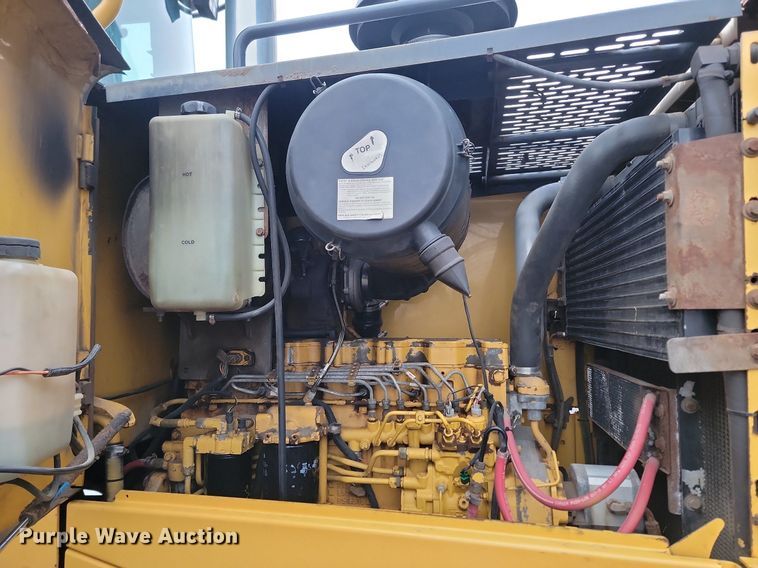 image for item LA9646 2004 John Deere 724J wheel loader