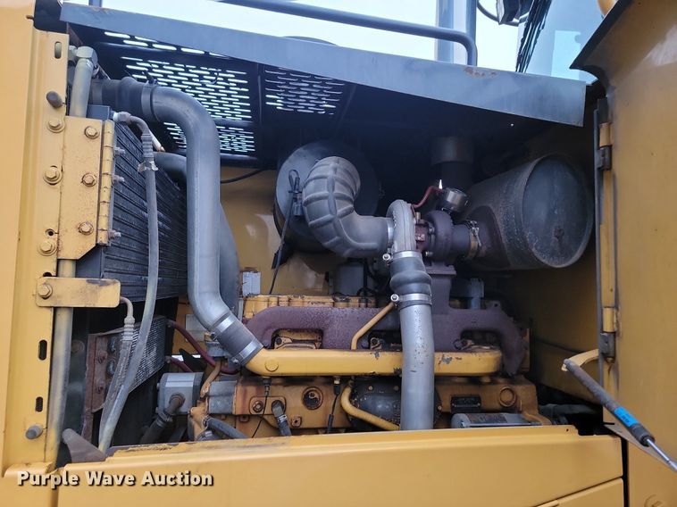 image for item LA9646 2004 John Deere 724J wheel loader