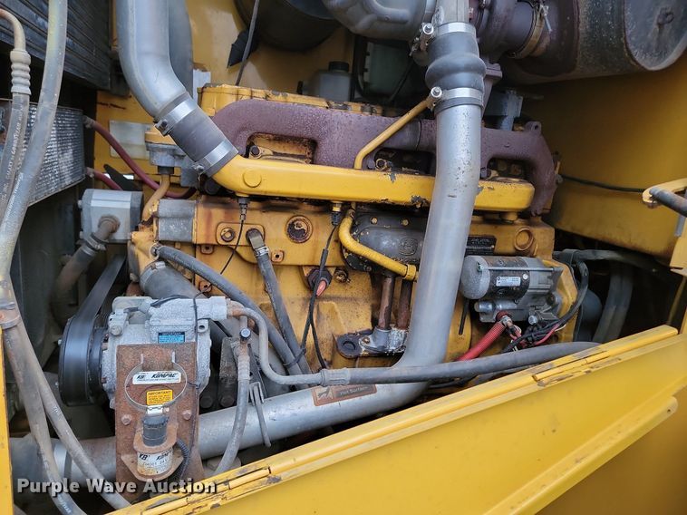 image for item LA9646 2004 John Deere 724J wheel loader