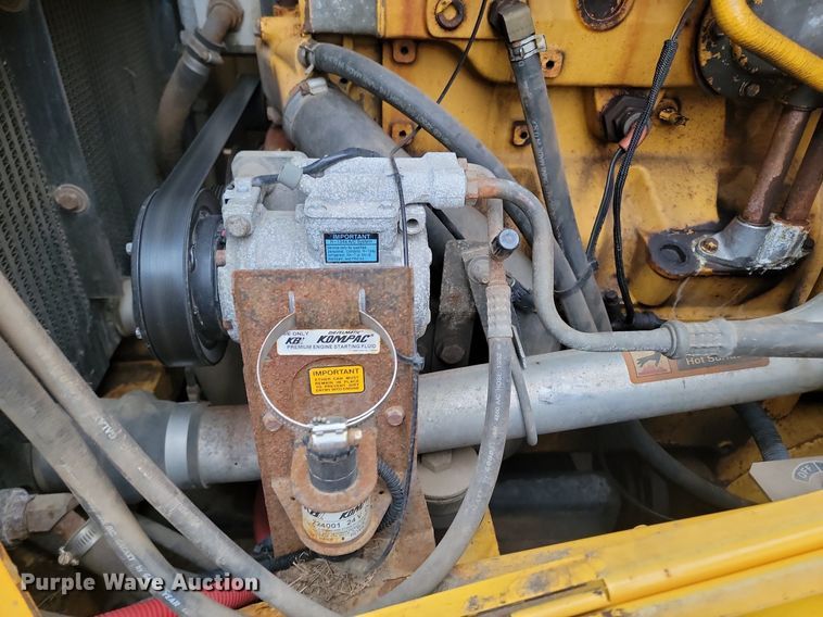 image for item LA9646 2004 John Deere 724J wheel loader