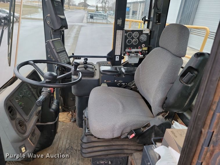 image for item LA9646 2004 John Deere 724J wheel loader