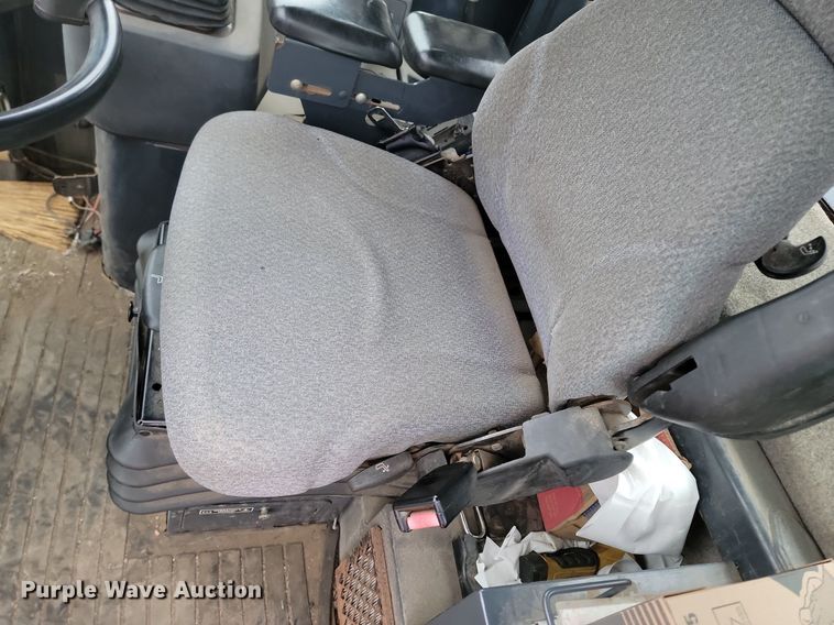 image for item LA9646 2004 John Deere 724J wheel loader