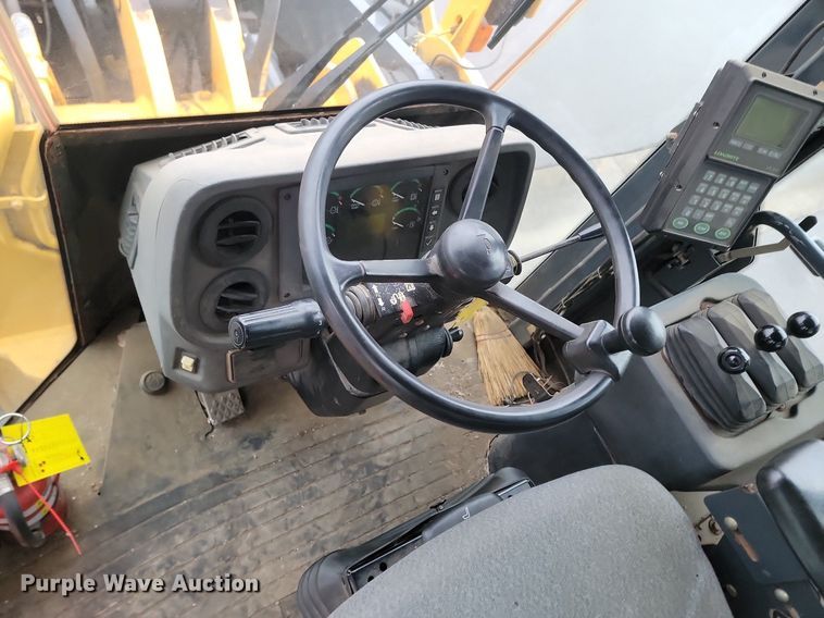 image for item LA9646 2004 John Deere 724J wheel loader