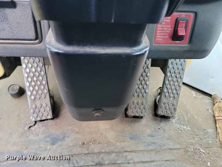 image for item LA9646 2004 John Deere 724J wheel loader