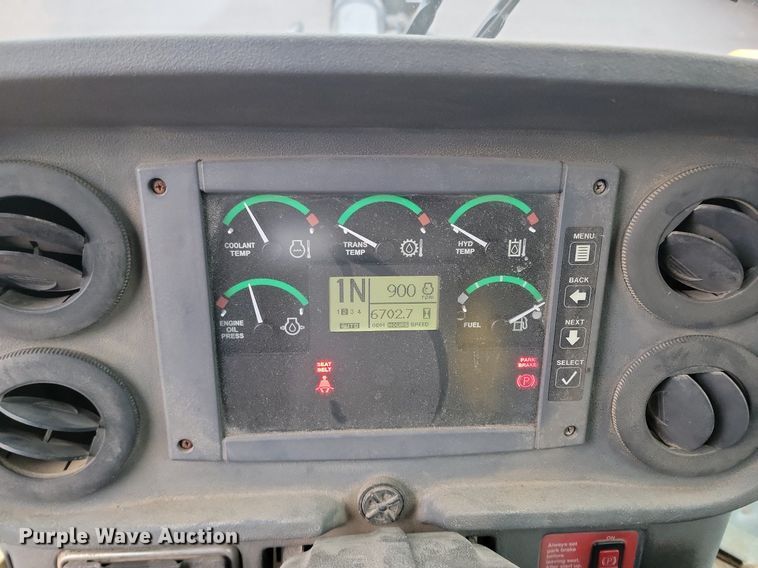 image for item LA9646 2004 John Deere 724J wheel loader