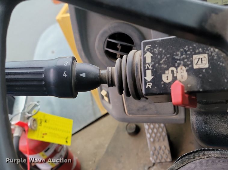 image for item LA9646 2004 John Deere 724J wheel loader