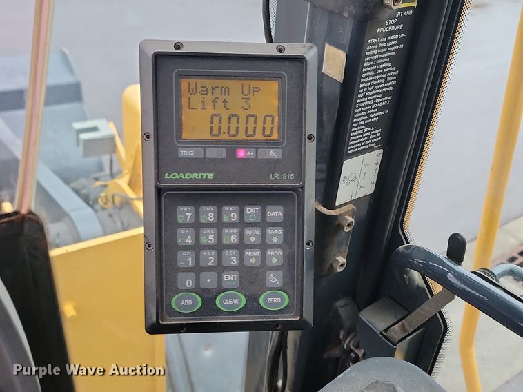 image for item LA9646 2004 John Deere 724J wheel loader