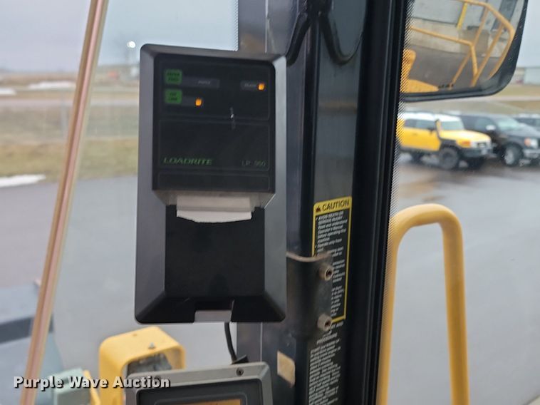 image for item LA9646 2004 John Deere 724J wheel loader