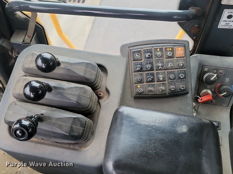 image for item LA9646 2004 John Deere 724J wheel loader