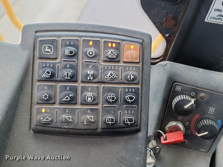 image for item LA9646 2004 John Deere 724J wheel loader