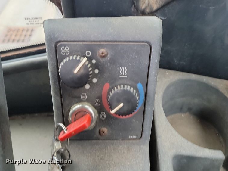 image for item LA9646 2004 John Deere 724J wheel loader