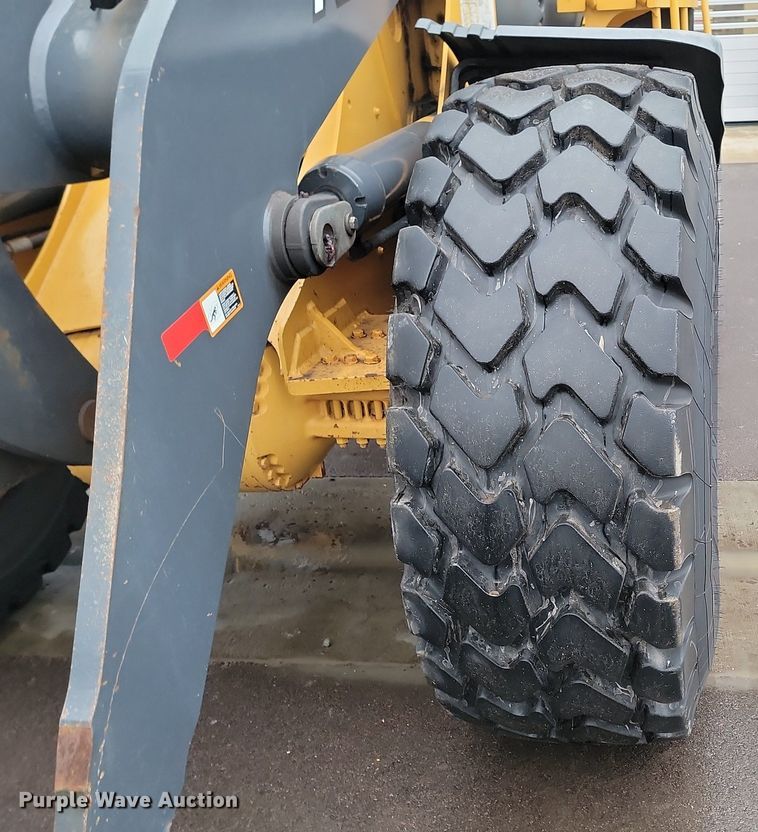 image for item LA9646 2004 John Deere 724J wheel loader