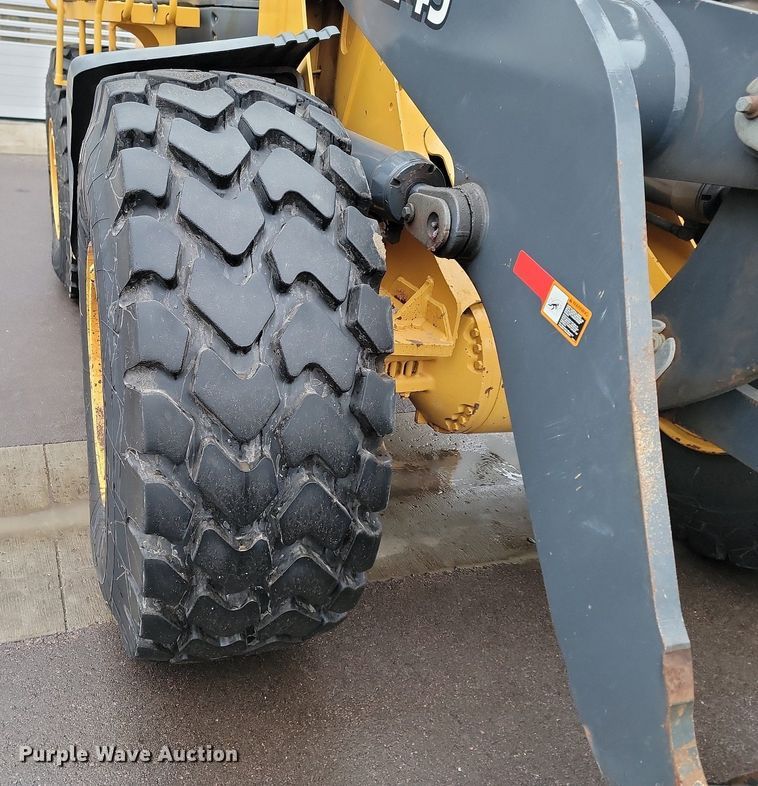 image for item LA9646 2004 John Deere 724J wheel loader