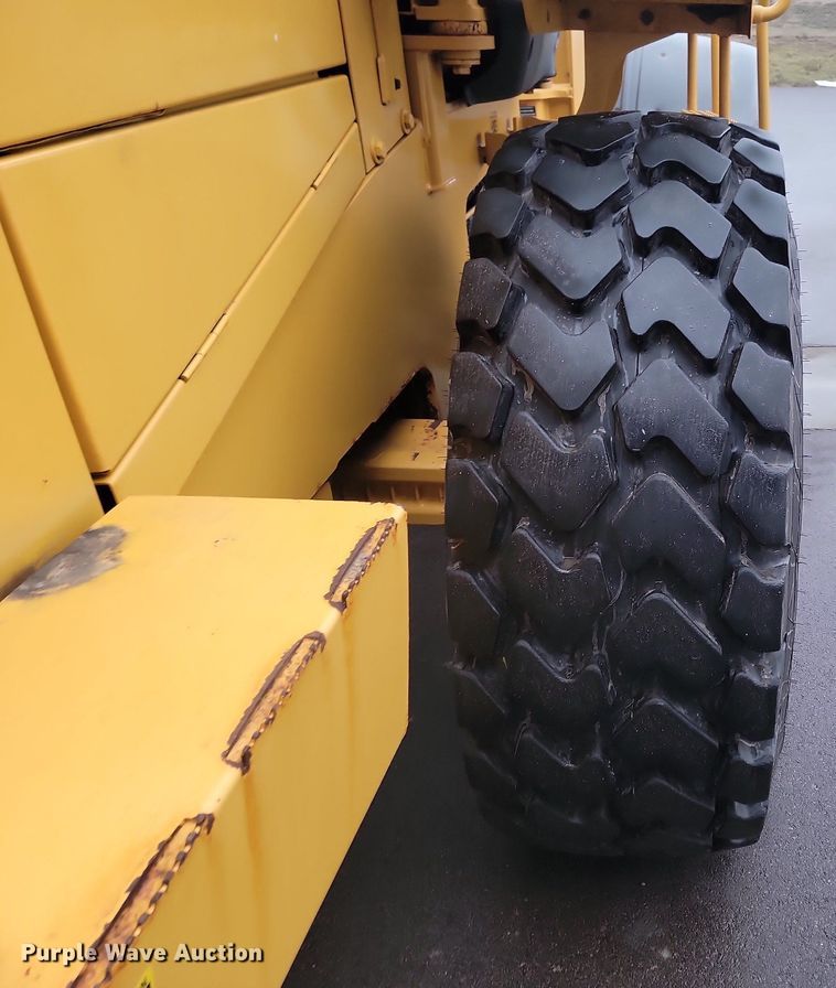 image for item LA9646 2004 John Deere 724J wheel loader