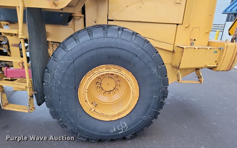 image for item LA9646 2004 John Deere 724J wheel loader