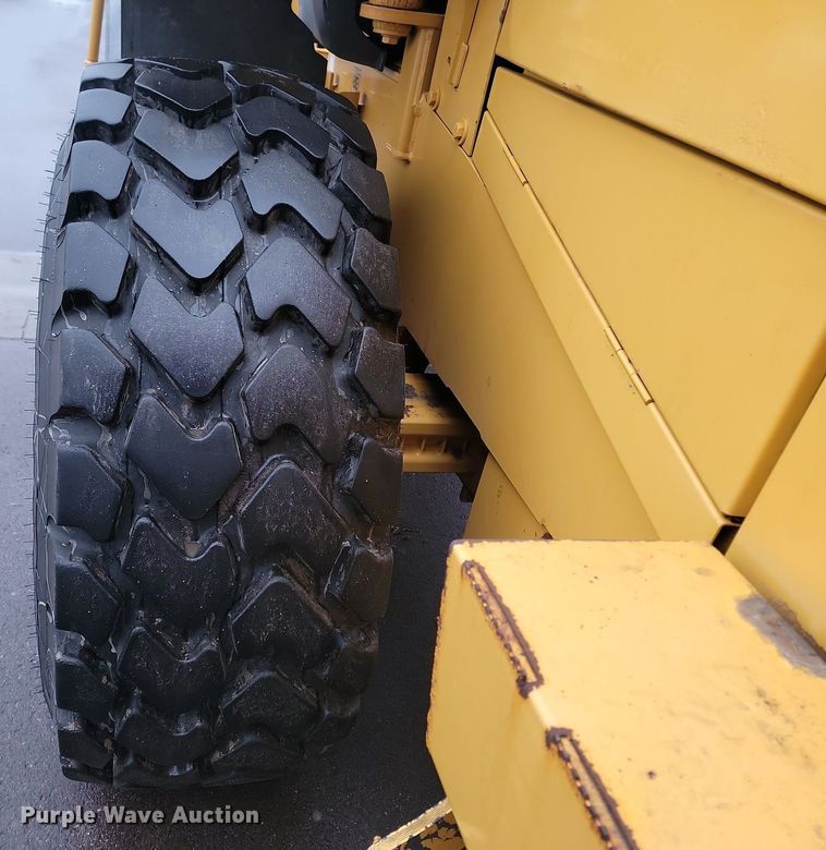 image for item LA9646 2004 John Deere 724J wheel loader