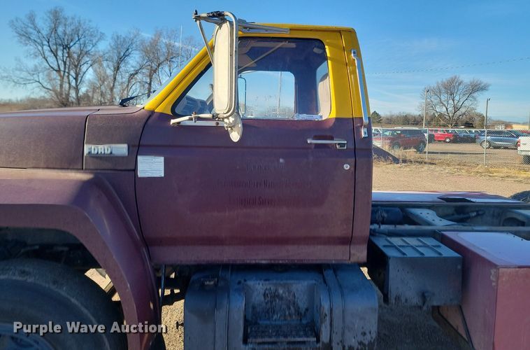 image for item LA9656 1984 Ford  F8000 truck cab and chassis
