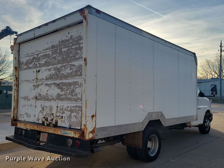 image for item LC9439 2005 Chevrolet Express G3500 box truck