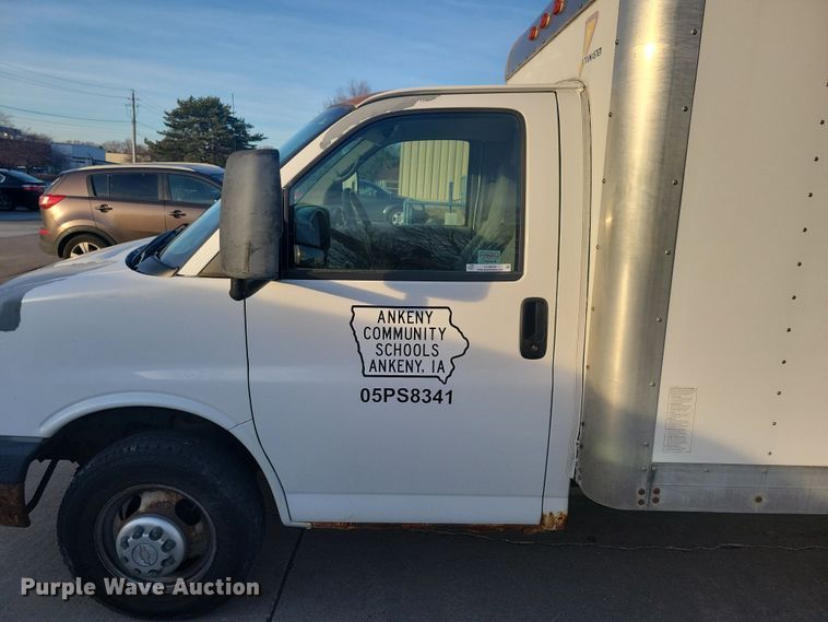 image for item LC9439 2005 Chevrolet Express G3500 box truck