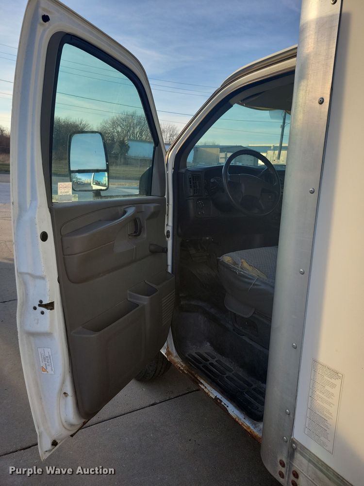 image for item LC9439 2005 Chevrolet Express G3500 box truck