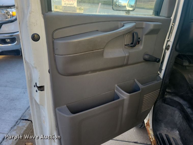 image for item LC9439 2005 Chevrolet Express G3500 box truck