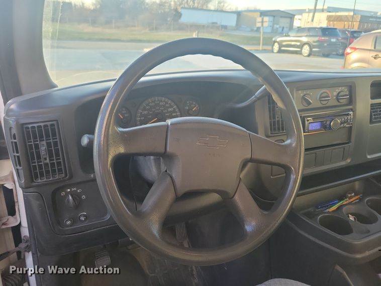 image for item LC9439 2005 Chevrolet Express G3500 box truck