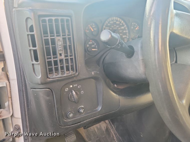 image for item LC9439 2005 Chevrolet Express G3500 box truck
