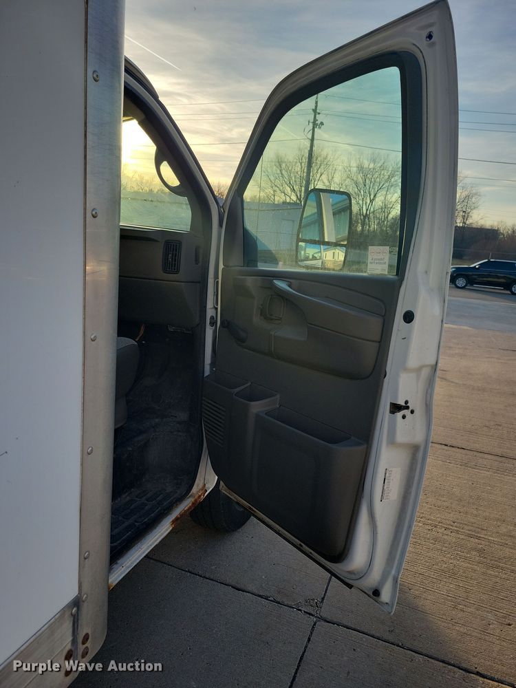 image for item LC9439 2005 Chevrolet Express G3500 box truck