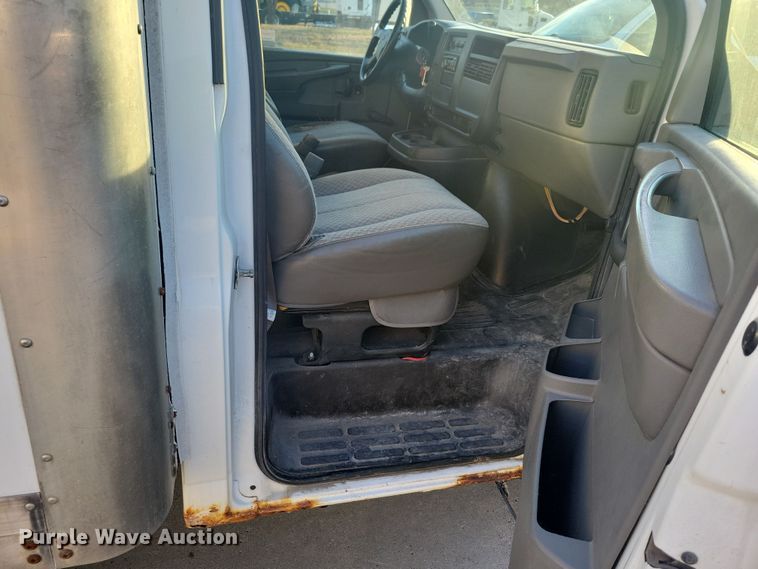 image for item LC9439 2005 Chevrolet Express G3500 box truck