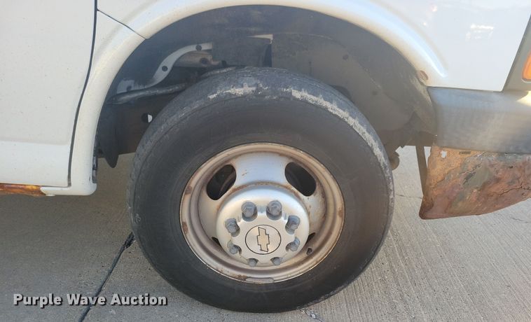 image for item LC9439 2005 Chevrolet Express G3500 box truck