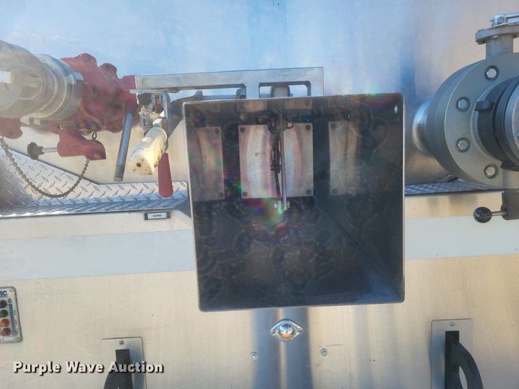 image for item MI9935 1999 Chevrolet C8500 tanker fire truck