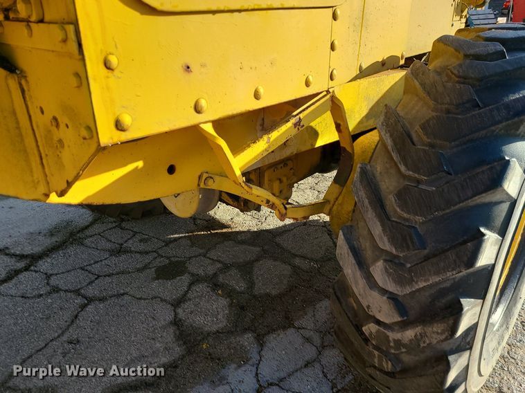 image for item MQ9615 1971 Caterpillar  112F rigid frame motor grader