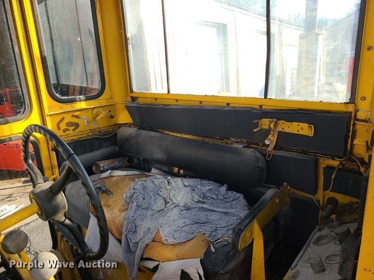 image for item MQ9615 1971 Caterpillar  112F rigid frame motor grader