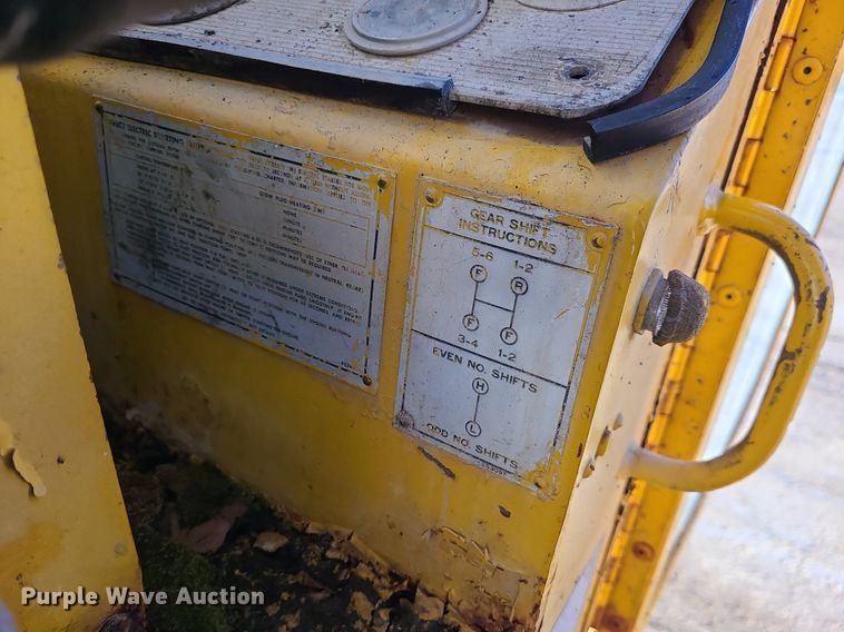 image for item MQ9615 1971 Caterpillar  112F rigid frame motor grader