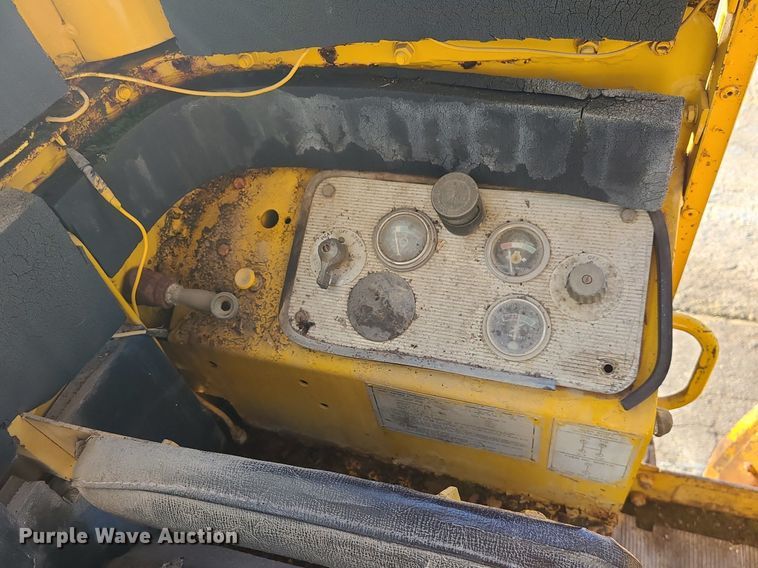 image for item MQ9615 1971 Caterpillar  112F rigid frame motor grader