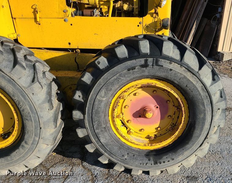 image for item MQ9615 1971 Caterpillar  112F rigid frame motor grader