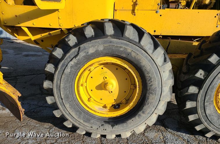 image for item MQ9615 1971 Caterpillar  112F rigid frame motor grader