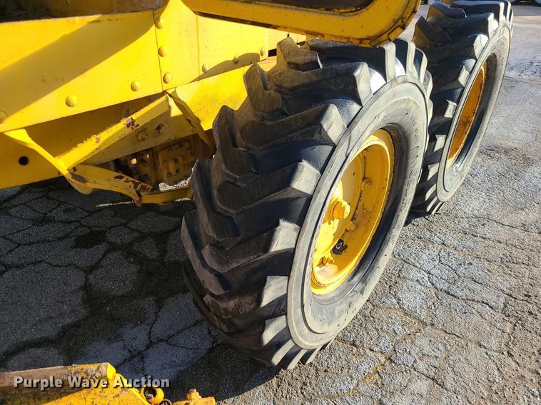 image for item MQ9615 1971 Caterpillar  112F rigid frame motor grader