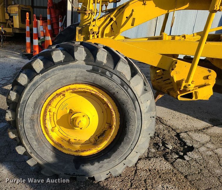 image for item MQ9615 1971 Caterpillar  112F rigid frame motor grader