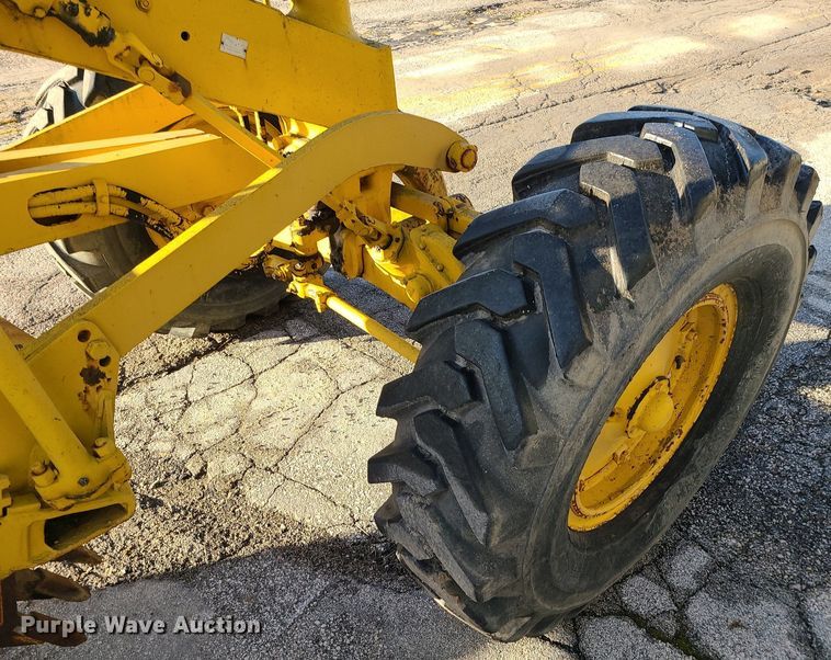 image for item MQ9615 1971 Caterpillar  112F rigid frame motor grader