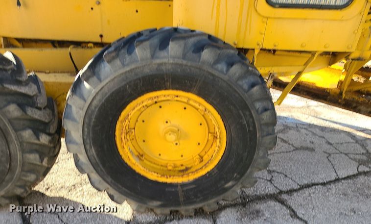 image for item MQ9615 1971 Caterpillar  112F rigid frame motor grader