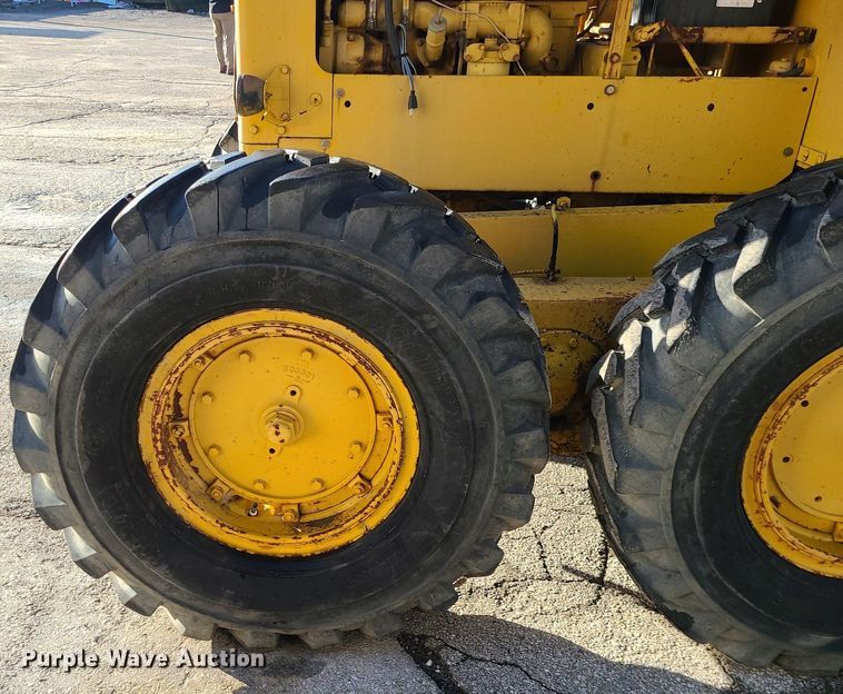 image for item MQ9615 1971 Caterpillar  112F rigid frame motor grader