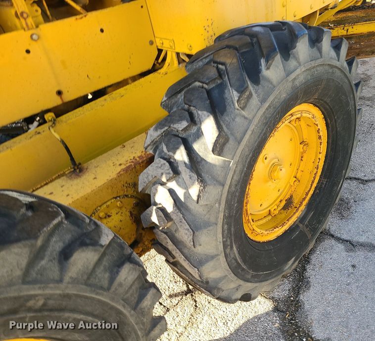 image for item MQ9615 1971 Caterpillar  112F rigid frame motor grader