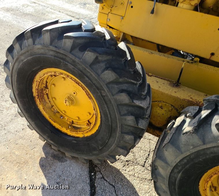 image for item MQ9615 1971 Caterpillar  112F rigid frame motor grader