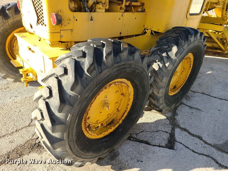 image for item MQ9615 1971 Caterpillar  112F rigid frame motor grader