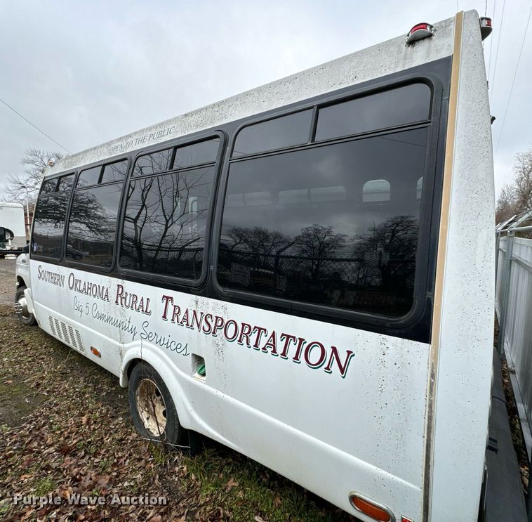 image for item NA9780 2009 Ford E450 Super Duty  shuttle bus