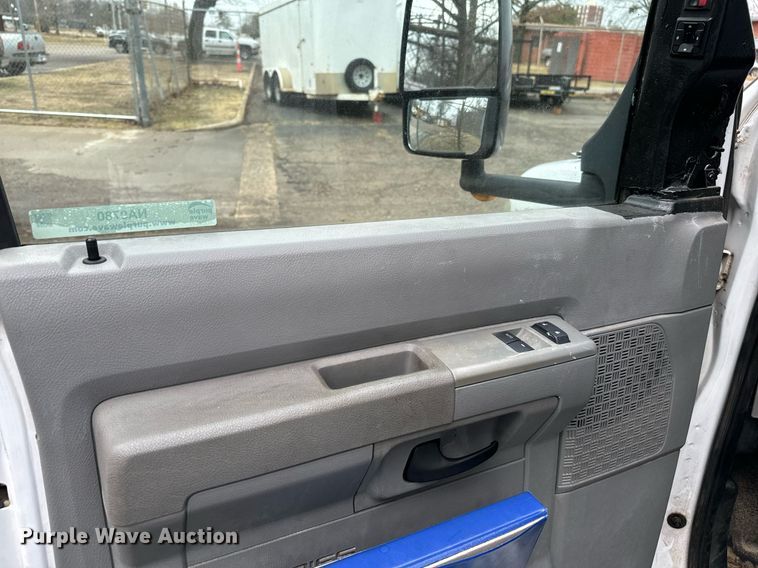 image for item NA9780 2009 Ford E450 Super Duty  shuttle bus
