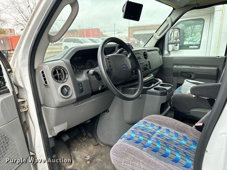 image for item NA9780 2009 Ford E450 Super Duty  shuttle bus