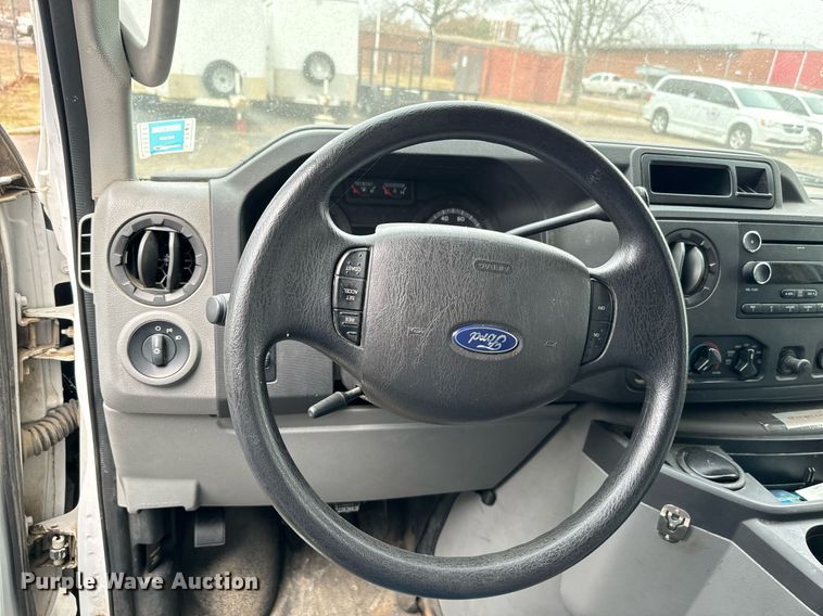 image for item NA9780 2009 Ford E450 Super Duty  shuttle bus