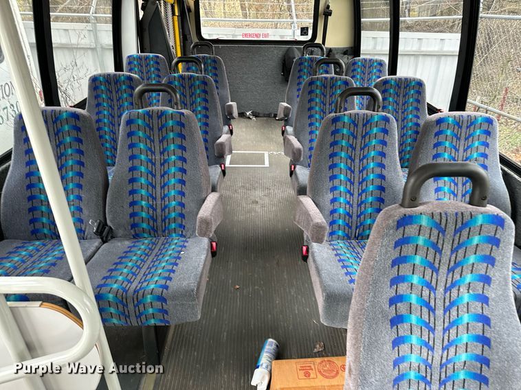 image for item NA9780 2009 Ford E450 Super Duty  shuttle bus